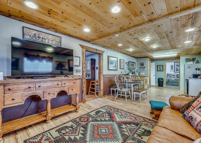 Quiet Retreat Near Lakes, Hiking & Hunting! *