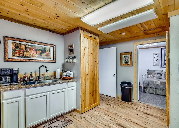 Quiet Retreat Near Lakes, Hiking & Hunting! *