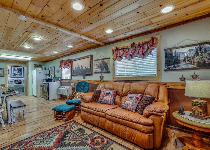 Quiet Retreat Near Lakes, Hiking & Hunting! *