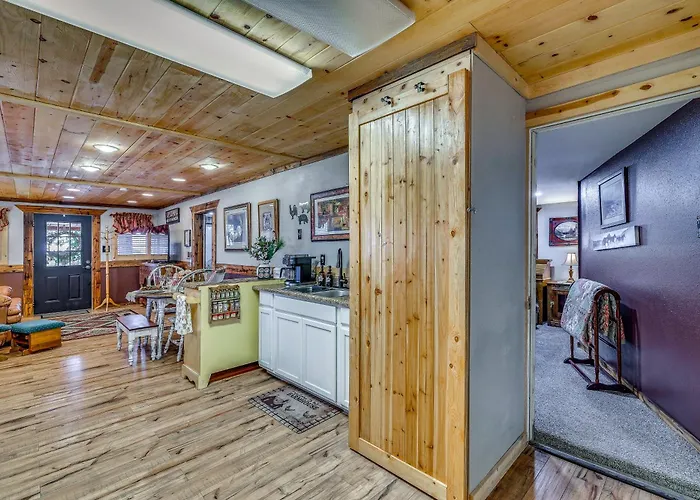 Holiday home Quiet Retreat Near Lakes, Hiking & Hunting!