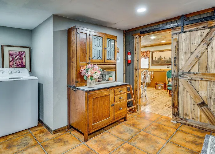 Quiet Retreat Near Lakes, Hiking & Hunting! *