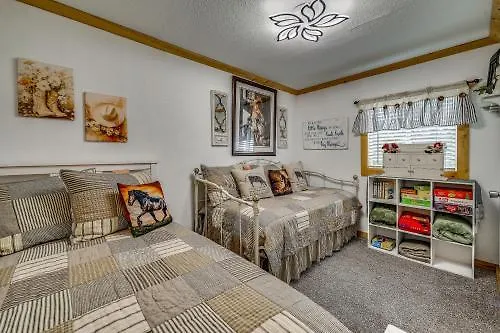 Quiet Retreat Near Lakes, Hiking & Hunting! *